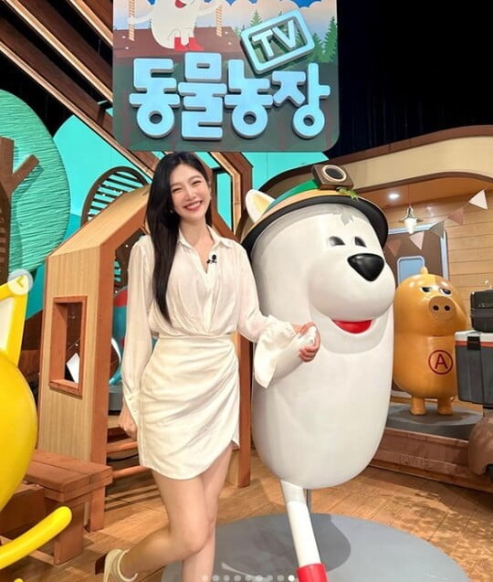 Group Red Velvet member Joy showed off her more beautiful looks.Animal Farm, Joy wrote on Tuesday.Joy is a long-haired and white-colored dress that boasts an elegant and alluring visual that captures the attention.