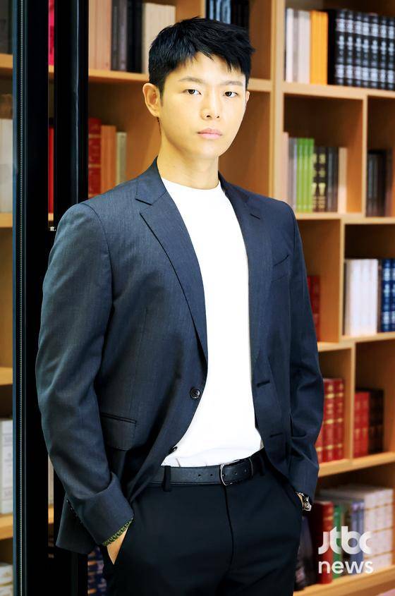 배우 김도건이 14일 오후 서울 마포구 상암동 JTBC에서 진행된 인터뷰에 앞서 포즈를 취하고 있다. 김현우 엔터뉴스팀 기자 kim.hyunwoo3@jtbc.co.kr (콘텐트비즈니스본부)