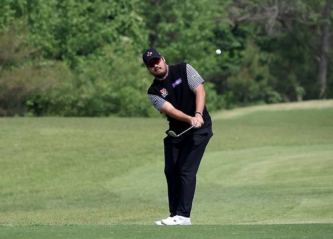 정찬민이 경기도 여주 폐럼CC에서 KPGA 코리안투어 우리금융 챔피언십 연습라운드에서 어프로치 샷하고 있다. 사진제공 | KPGA