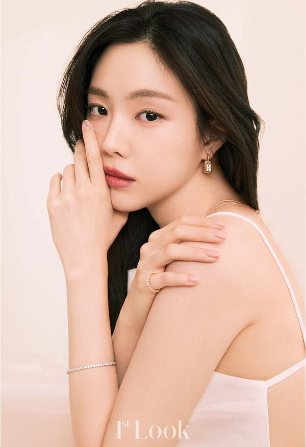 Son Na-eun revealed her refreshing charm through the pictorial.The domestic jewelery brand unveiled the first look magazine picture with actor Son Na-eun on the 22nd.Son Na-eun has created a charm full of picture cuts.Son Na-eun has a distinctive, pure and lovely charm. Especially, it brings out the refined and refined fashion that blends with the clean image.On the other hand, Son Na-eun debuted in 2011 as a girl group Pink and actively acted as an actor. Recently, he appeared in JTBC Agent.