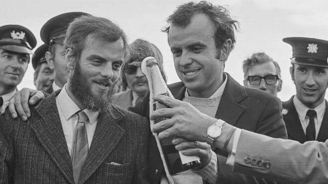 1973년 80여 시간 만에 극적으로 구조된 민간 잠수정의 로저 맬린슨(왼쪽)과 로저 채프먼이 아일랜드 코크 공항에 도착해서 축하의 샴페인을 받고 있다./자료 사진