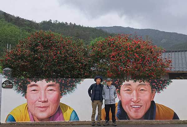 암태도의 유명인사 동백 할아버지 할머니 벽화.