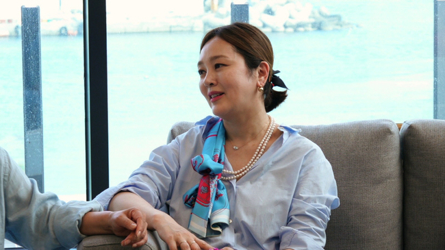Actor Lee Seung-yeon Confessions a Little-Known PastLee Seung-yeon will appear on KBS 1TV Park Won-sook, which will be broadcasted at 9 am on June 25th.Lee Seung-yeon ran to Pohang for a meal with Sisters.Lee Seung-yeon focused on Sisters with outstanding speech and colorful themes, proving that he was loved not only by actors but also by MCs.Lee Seung-yeon, who confessed his first encounter with a husband who was entangled in an unexpected place, revealed the story of developing a relationship by asking for a gift before he even made a relationship, stimulating his sisters love cells.Lee Seung-yeon and her husbands first date were also unconventional. Lee Seung-yeon has never fought a couple since marriage. Lee Seung-yeon poured out a lot of affection for his dog.Lee Seung-yeon said, Sisters are worried about Hye Eun Yi, who had just left her dog, saying that Hye Eun Yi will cry again.Sisters and Lee Seung-yeon opened the flame debate, discussing whether Hye Eun Yi should once again live with a dog or enjoy the rest of his life without a dog.An mun-suk turned the scene upside down, saying, The jung given by the dog is different from the one given by the husband. Sisters questioned how you did not know.Lee Seung-yeon has two mothers who seem to have eased their minds through conversations with Sisters.I had a mother who gave birth to me and a mother who raised me. When I was pregnant, I could not understand the mind that separated me.I confessed to my sisters that I had to eat rice because I was afraid of my father for my stepmother when I was a child, so I even said that I had a bad habit so far.