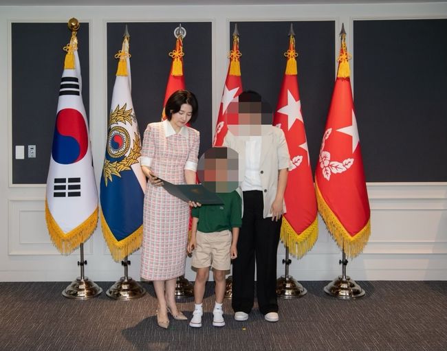 Actor Lee Yeong-ae once again performed a meaningful good deed for the month of the host country.According to a report on the 23rd, Lee Yeong-ae recently donated 100 million won and a gift to the Non-Commissioned Officer Academy Generator Now Foundation for the financial support of Lee Yeong-ae, the son of Lee Tae-kyu, who was a job on the job due to the K9 self- did.According to the Non-Commissioned Officer AcademyGenerator now Foundation, the Army and the Foundation delivered encouragement and gifts on the 14th when the navy officer Daungung invited his family.Lee Yeong-ae expressed his sympathy for I know the grievances of child-rearing as a twin mother and said, I send deep comfort and respect to my wife who cares for their children in a harsh environment.Prior to this, Lee Yeong-ae delivered a scholarship certificate along with tuition to Lee Yeong-ae, son of Lee Tae-kyu, a job on the job, in a K9 self-propelled explosion.Lee Tae-kyu, a family member of the company, expressed his gratitude to Lee Yeong-ae, who did not forget his work six years ago and supported his college education until his graduation.Lee Yeong-ae, who has been steadily donating to neighbors who need help from home and abroad, has especially loved and respected South Korean soldiers who protect Europe as the daughter of veterans.Lee Yeong-ae sponsored the entire amount of 400 million won, which is the expense of South Korea NCO Love Concert - The Heroes in 2015.At that time, the concert was a place for warriors who sacrificed for Europe, and Lee Yeong-ae, who had been donating through the Non-Commissioned Officer Academy School Generator now, was once again known for his goodwill.In August of that year, Lee Yeong-ae also donated 50 million won to Kim Jong-won and Ha Jae-heon, who were seriously injured by North Koreas DMZ landmine provocation, and asked them to write for the NCOs who suffered from the front.Meanwhile, Lee Yeong-ae is about to appear in a new drama Maestra based on the French drama Philharmonia.DB