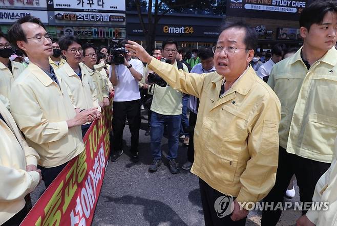 공무원들 격려하는 홍준표 시장 (대구=연합뉴스) 윤관식 기자 = 홍준표 대구시장이 17일 오전 대구 중구 대중교통전용지구에서 대구퀴어문화축제에 대해 행정대집행을 한 공무원들을 격려하고 있다. 2023.6.17 psik@yna.co.kr
