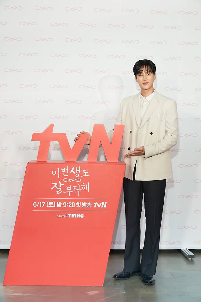 Ahn Bo-hyun is working as a sick man with a miscasting controversy, and Shin Hye-sun is being criticized for over-the-top settings.Currently, Please Take Care of the Taps is on the rise, rising vertically from 4.3% in the first episode to 5.5% in the second episode.Topic also ranked fourth in SBS romantic doctor Kim Sabu 3, JTBC King the Land and Netflix series Hounds.Taps Take Care of You is a reckless reincarnation romance that unfolds as ring tone (Shin Hye-sun) in the 19th episode of his life, remembering Reincarnated as a Sword, visits Dok Mun-ha (Ahn Bo-hyun).It is based on the same name Webtoon by Lee Hye, who serialized Naver Webtoons popular work Lovely Dog Today.Ahn Bo-hyun is a chaebol II who can not forget his first love. He is a lonely person living alone because of an accident and an unfortunate family history.Ahn Bo-hyun has lost 8kg before shooting for synchro rate with Character.Because he was so tall and stocky, some doubted his miscasting, but this was only a matter of concern.Ahn Bo-hyun, who exuded toughness in his previous film, The Army Prosecutor Doberman. In this work, he completely changed his face. More precisely, he changed his physical body. He showed off his sleek V-line without his muscular muscles.From the time of high school student, even the appearance of the manager who leads the hotel was digested without difficulty.On the other hand, the change and challenge of Shin Hye-sun, the heroine, unfortunately did not reach the viewers. Shin Hye-sun, who had a strong feminine image, said that she dyed her hair for the first time and cut her bangs for cute and lovely charm.The ring tone played by Shin Hye-sun in the play is 24 years old, 8 years younger than the character of Ahn Bo-hyun in the play.Shin Hye-sun, who is 35 years old this year, is somewhat awkward because of the gap between the actual age and the character.Shin Hye-sun is an actor who has been recognized for his acting ability to some extent, but he is breaking the immersion of viewers because the synchro rate of the character appearance does not follow.Thats why the two-shot of the two people who are ringing with a full-fledged OST is somewhat heterogeneous.Please Take Care of Taps is a 12-episode drama that has now passed two episodes. There is still room for a rebound because it is only the beginning.Whether Shin Hye-sun can increase the character synchro rate and erase the awkwardness is the key.
