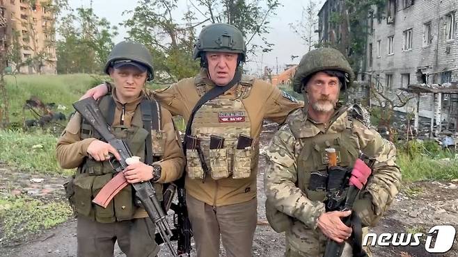 우크라이나 바흐무트에서 러시아 바그너 용병단의 수장 예브게니 프리고진(가운데)이 용병 두명과 어깨동무를 하고 포즈를 취하고 있다. 2023.05.25/ ⓒ 로이터=뉴스1 ⓒ News1 권진영 기자