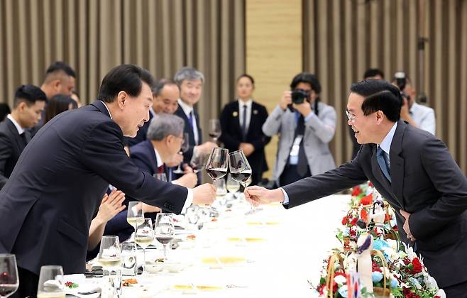 베트남을 국빈 방문 중인 윤석열 대통령과 보 반 트엉 베트남 국가주석이 23일(현지시간) 하노이 국제컨벤션센터에서 열린 국빈 만찬에서 건배하고 있다. 하노이=최혁중 기자 sajinman@donga.com