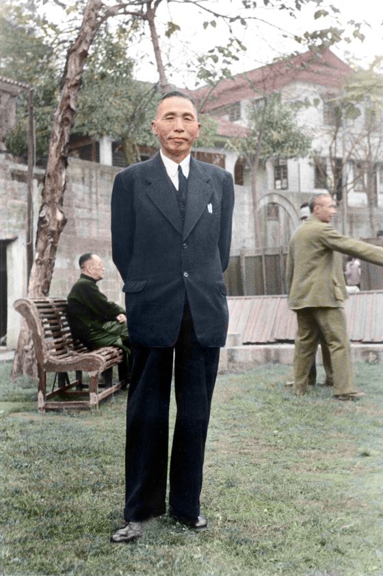 1945년 11월 대한민국 임시정부 주석 김구 선생이 한국으로 귀국하기 전 충칭에서 촬영한 기념사진. 무단 전재 및 재배포 금지. ⓒ Hsu Chung Mao Studio.