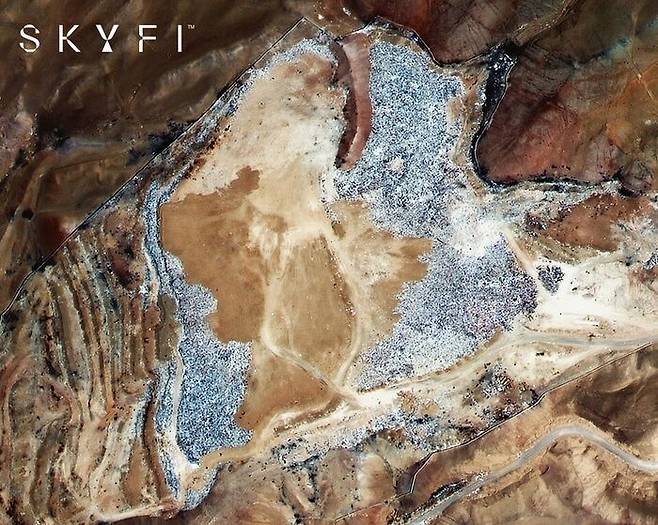 헌 옷 폐기물로 뒤덮인 칠레 아타카마 사막의 위성 사진. (사진=스카이파이)