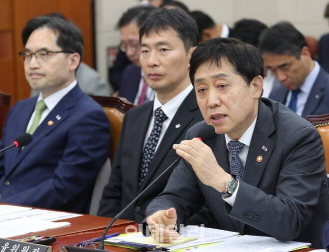 김주현 금융위원장이 지난 15일 오후 서울 여의도 국회에서 열린 정무위원회 전체회의에서 의원들의 질의에 답변하고 있다. 김 위원장 옆에는 이복현 금융감독원장이 앉아 있다. (사진=노진환 기자)