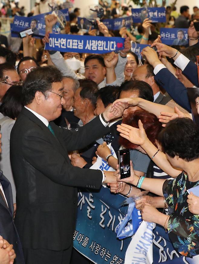 1년간의 미국 유학 생활을 마친 이낙연 전 더불어민주당 대표가 지난 24일 오후 인천국제공항을 통해 귀국한 뒤 지지자들과 인사를 나누고 있다. 연합뉴스