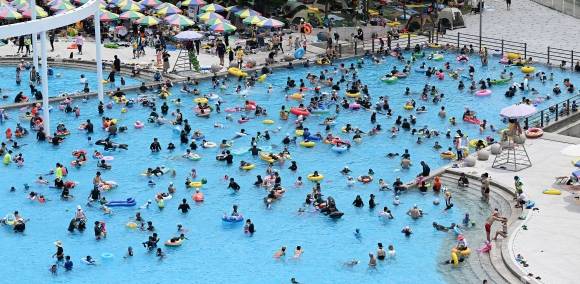 무더위가 기승을 부린 25일 서울 뚝섬 한강공원 수영장에서 시민들이 더위를 식히고 있다. 2023.6.25 오장환 기자