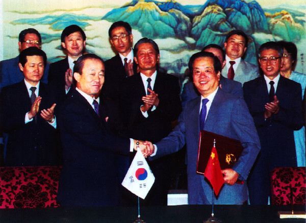 이상옥 외무부 장관(왼쪽)과 첸치천 중국 외교부장이 1992년 8월24일 중국 베이징 조어대에서 한-중 수교 문서에 서명한 뒤 악수하고 있다. 연합뉴스