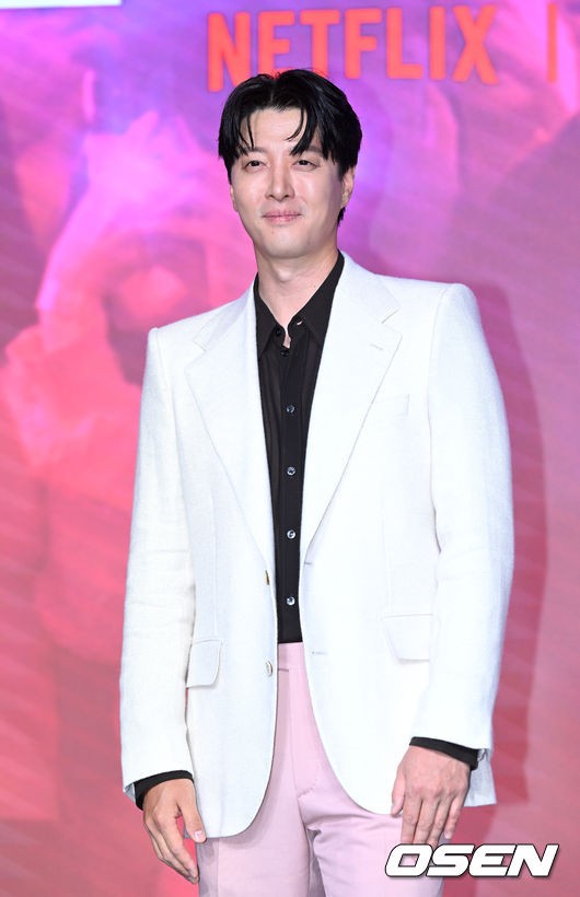 His wife Jo Yoon-hee and divorce, but Lee Dong-gun is still doing his best as a father, which is possible because he is a father rather than an actor.Lee Dong-gun is setting an example for the Divorce Family Father.Lee Dong-gun attended the production presentation of Netflix original series Celebrity held at Seoul Mapo Hotel Naru Seoul M Gallery on the 26th.For him, it is the first Actor Come back scene in four years since TV Chosuns Leverage: Fraud Operating Stage, which ended in December 2019.That No Strings Attached Lee Dong-gun reached Jo Yoon-hee and divorce.Lee Dong-gun married Jo Yoon-hee, whom he had a relationship with on KBS 2TVs weekend drama Laurel Tailors Gentlemen, which aired in 2017, and had a daughter, but decided to divorce in 2020.On this day, Lee Dong-gun commented on the feeling of coming back to  ⁇ Celebrity  ⁇   ⁇   ⁇  I had some time that I could not do Spin-off, but I thought how important it was for my daughter to spend time with her father from 5 to 7 years old. I took a personal story.He then invested his time and heart in feeling time with his child because he wanted to make him feel less anxious about his fathers absence because he could not stay next to him. He announced that he had done his best as a father, not an actor, during the last four years.Even before divorce, Lee Dong-gun appealed to the responsibility of parenting Daddy.In December 2019, when he appeared in the musical Bodyguard, he met with him and boasted that he was more regular than his wife because he was living more regularly than when shooting the drama.He said, My youngest daughter used to visit her many times, but now she is the opposite. One time, her baby woke up in the middle of the night, and when her mother approached her, she found her father. Impressed. Thanks to the musical, the child is watching the most beautiful moment. I went to a kids cafe on a day when there was no performance.Moms Attached No Strings Attached I was happy to play with my baby on the ball.Especially when I was in my twenties, I was lazy in my thirties. But when I was born, I became a father, not an actor. Being a father has a good influence as an actor.It is so good to continue to give passion to Spin-off whether it is successful or not. The family attracted attention by emphasizing that it is my energy and driving force.Lee Dong-gun, who has not been able to keep his family home, but remains a good father to his daughter.DB, broadcast capture