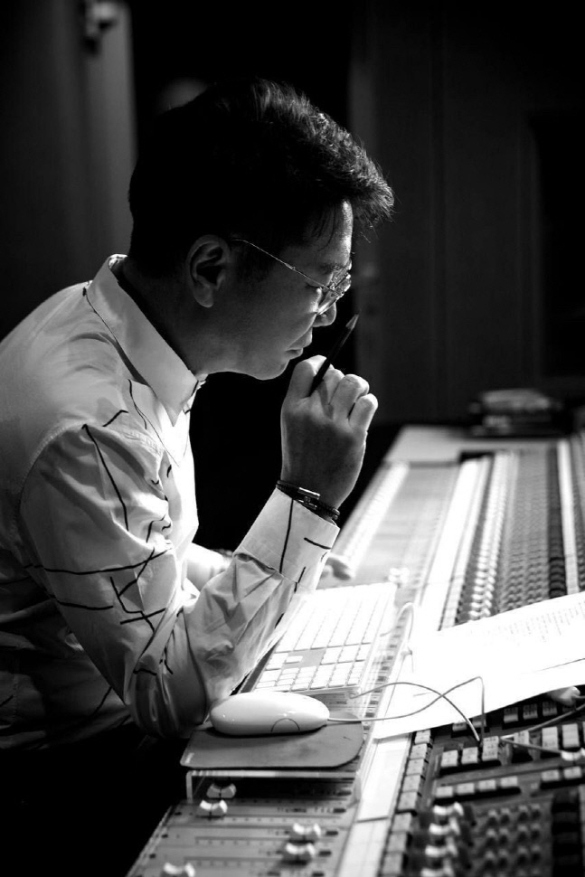 Lee Soo-man, a former SM Entertainment (SM) representative producer who has handed over Jasins stake to Hybrid bicycle earlier this year, is reportedly looking for a new way out of Jasins private office.According to recent MBC Gayo Daejejeon elders, former representative producers have set up Jasins private office in Cheongdam-dong, Gangnam-gu.The office, whose mission is unknown, is a separate company from  ⁇  Blooming Grace ⁇ , a private company related to new technology business and real estate sales and lease established by former Producers in Seongsu-dong, Seongdong-gu, Seoul in March,  ⁇ Lipollux ⁇ , a drone-related business, and  ⁇ Culture Technology Group Asia ⁇ , a music publishing company.MBC Gayo Daejejeon, who recently met former representative producers, set up an office in Cheongdam-dong and met his acquaintances on the 27th and on the phone.He seemed healthy, but he spoke of his plans for the future.Previously, the former representative producers withdrew from the SM major shareholder in February, signing a share transfer agreement to sell Jasins 14.8% stake in SM to Hybrid bicycle for a total of 430 billion won, worth 120,000 won per share.In a letter to the media in March, the former representative producers emphasized that SM, which was founded after my name, will end its era today, and that K-pop should evolve into a global music with the world beyond K-pop.Some people think that these former representative producers are going to be in the music business again.In the entertainment industry, it was reported that former representative producers asked Hybrid bicycle to release the clause that they could only perform production work outside of Korea for the next three years at the time of stock sale.There are also opinions that the Cheongdam-dong office will serve as a base for rallying the people of former Representative Producers Lee Soo-man.According to a number of entertainment officials, senior officials from SM have said that they will take a boat with Lee Soo-man, former representative producers.In addition to MBC Gayo Daejejeon, SM C & C, an entertainment label affiliated with SM, is also told that big broadcasters are moving their enemies.An official said, There is no definite yet, but when it is not, there is no smoke in the chimney, so we should watch the situation more.