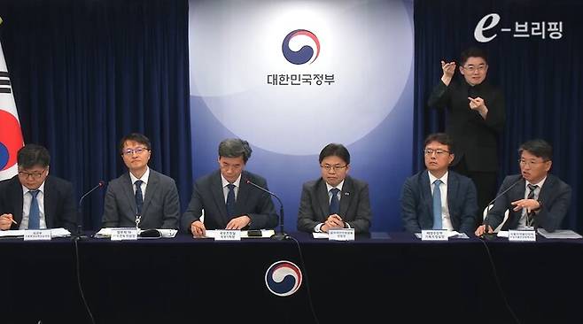 ▲우영택(맨 오른쪽) 식약처 수입식품안전정책국장이 27일 오전 정부서울청사 브리핑실에서 열린 후쿠시마 오염수 브리핑에서 백원필 원자력학회장의 세슘우럭 발언을 두고 먹지 않는게 맞는다고 밝히고 있다. 사진=정부e브리핑 영상 갈무리