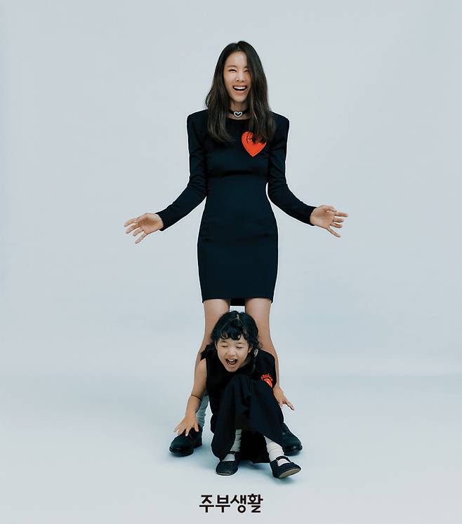 Magazine housewife life revealed an interview with Jo Yoon-hees picture on the 27th anniversary of the 58th anniversary of its launch.Jo Yoon-hee took a photo shoot with her daughter, Roa, who was revealed through the JTBC entertainment program Brave Solo Child Care - I Raise, which was broadcast in 2021.Jo Yoon-hee, who says, It seems to be a completely different person thanks to Roa, said, In the past, if you were moving as given and adapting to the flow of time, you are now looking for something new and trying to Top Model.Its because I want to be a good mother to Roa, she explained.I think thats the way I become a good person, Jo Yoon-hee added. I grew up on my own anyway.I took on a character that I didnt expect at all, so I started with a worry class, an expectation class, and a thrill class. Its also very interesting to do Top Model, he said, expressing his passion for the work.I feel that the filming scene is becoming more enjoyable and comfortable, he said. I want to be an actor who can enjoy acting more in five years and ten years.On the other hand, Jo Yoon-hee married actor Dong Gun, who developed into a lover through KBS 2TV weekend drama Laurel suits in September 2017, and gave birth to her daughter Roa in December of that year.However, it was announced that they had divorced in May 2020, three years after their marriage, and Jo Yoon-hee drew attention the following year by revealing the recent situation of raising Roa alone through Brave Solo Parenting - I Raise You.