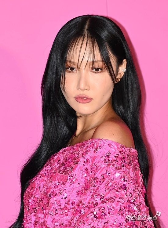 HWASA of the group MAMAMOO concludes exclusive contract with Final Destination (P NATION).According to a report on the 27th, Hwasa is in the process of final contract with PSYs final destination, which is the head of PSY.Hwasa is in the process of ending the contract with the current agency RBW at the end of June. It is rumored that he is interested in the planning power of PSY and Final Destination, which can attract and support his ability as a solo singer.Hwasa debuted with the group MAMAMOO in June 2014, receiving much love for her signature songs such as Mr. Ambiguous, Noo Aye and You Are What You Are. In 2019, she made her first solo effort with the single Dumb.Maria and Do not Give, and became a representative female solo singer in Korea.Meanwhile, Hwasa is currently performing in the TVN entertainment program dance singer a wandering party, and has been performing impressively with Legend Stage every time he travels around the country with Dae Sun Bae Kim Wan Sun, Uhm Jung-hwa, Lee Hyo Ri and BoA.Photo = DB