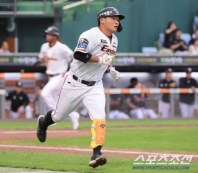 2회말 무사 2사 3루에서 적기타를 때린 김태연. 대전=정재근 기자 cjg@sportschosun.com