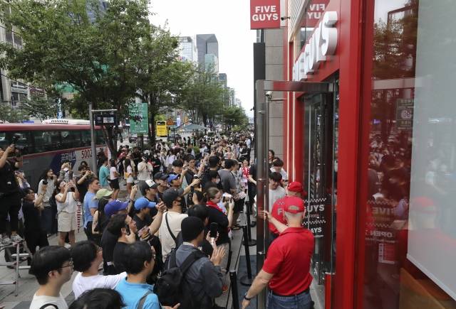 26일 개점한 서울 서초구 파이브가이즈 매장 앞에서 시민들이 햄버거를 구매하기 위해 입장하고 있다. 뉴시스