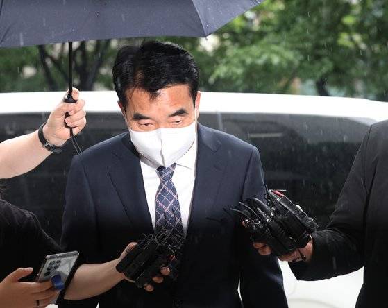 빗썸 관계사 주가조작 사건에 연루됐다는 의혹을 받는 원영식 초록뱀그룹 회장은 29일 오전 서울남부지법에서 열린 구속영장실질심사에 출석하며 혐의와 관련한 취재진의 질문에 묵묵부답했다. 연합뉴스