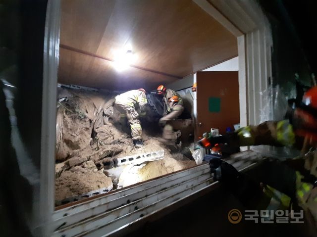 30일 오전 경북 영주에서 산사태로 붕괴된 주택에서 소방대원들이 구조작업을 벌이고 있다. 경북도소방본부 제공