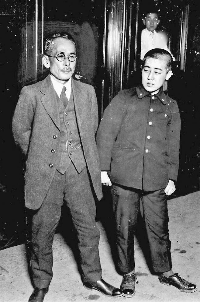 가와시마 요시코(오른쪽)과 양부 가와시마 나니와. 요시코는 머리를 짧게 깎고 오빠의 옷을 입고 있다. 글항아리 제공