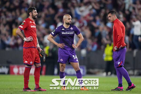 ACF 피오렌티나 미드필더 소피앙 암라바트(사진 중앙). 사진┃뉴시스/AP