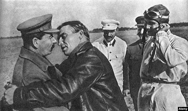 “스탈린 동무, 입맞춤 한번 해주갔소?” 조종사 발레리 차칼로프가 1936년 소련 독재자 요제프 스탈린에게 키스를 시도하는 모습. <사진출처=Alamy>
