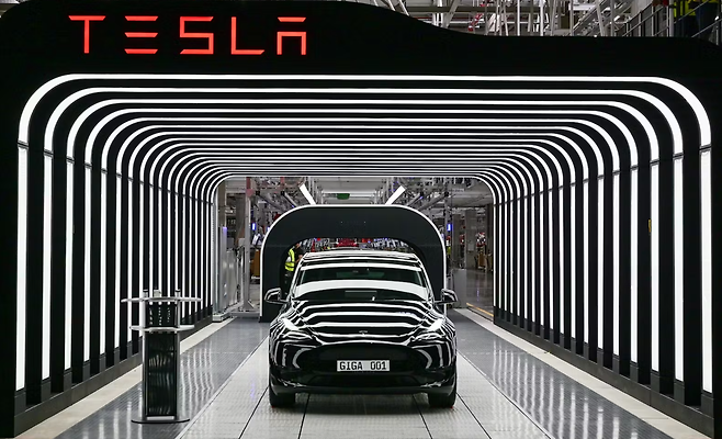 세계 자동차업체들이 테슬라의 생산, 판매, 관리방식 배우기에 열을 올리고 있다.