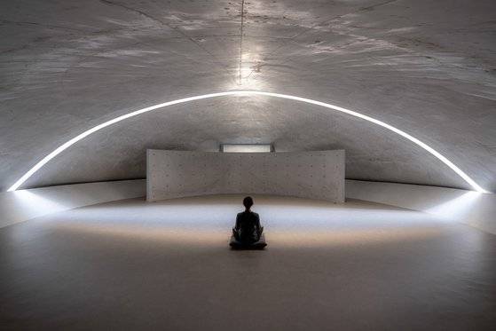 뮤지엄산 명상관. 돔 형태의 천장 사이로 햇빛이 쏟아지도록 설계됐다. 일본 건축가 안도 다다오의 작품이다. 사진 뮤지엄산
