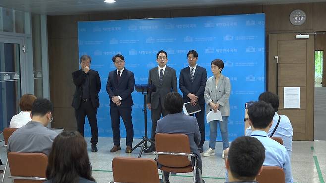 ▲정당을 초월해 구성된 인사들이 3일 오전 국회 소통관에서 일본 핵오염수 방출 반대 기자회견을 연 뒤 백브리핑을 통해 기자들의 질문에 답변하고 있다. 사진=미디어오늘 영상 갈무리