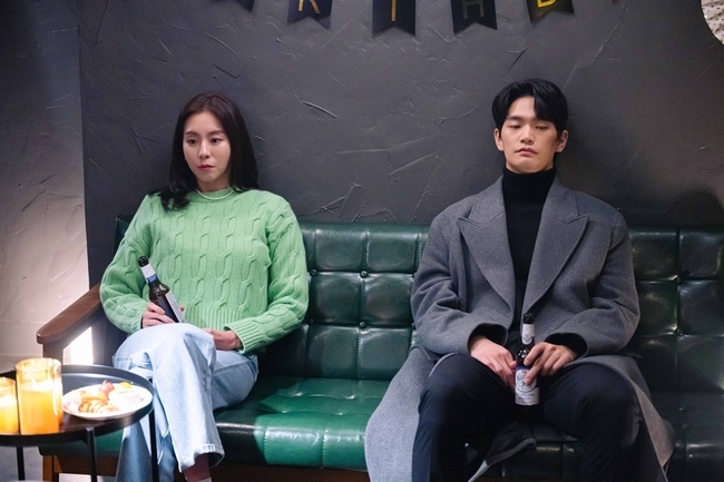 Uee and Kang Sang-jun draw on candid romance ⁇ Opening (2023) ⁇  (hereinafter referred to as  ⁇ Opening! 2023 ⁇ ) (Planning CJ ENM / Production Studio Dragon) is a joint project of tvN X TVING drama composed of 7 new artists who show free form and novel attempts. ⁇ Opening! The fourth work of 2023  ⁇   ⁇  The reason why Cage can not meet  ⁇  1  ⁇  (Directed by Kim Dong-hwi / Playwright Lee Ga-young) Uee, kang sang-juns stills and posters to focus attention.One of the reasons why  ⁇  Cage, which is broadcasted at 10:40 pm on August 6th, can not meet is that Uee and kang sang-jun had a hot reaction.As the age and experience accumulate, other things have become easier, but rather love is more difficult in the mid-thirties, two divorce men and women will talk about the sympathy of viewers.First, Uee plays the role of long-distance swimming in the play. After divorce, she lives with her 7-year-old son who was born between her ex-husband.I have never wanted to marry anyone again because I believe in a pattern of life that always fails in the same way, but as I get involved with the standard of a man who happens to meet, the conservative frame of mind changes little by little.Kang sang-jun played the role of a man who was twice divorced.If the third marriage is an opportunity, I think that the surrounding gaze is not a problem. I meet long-distance swimming in everyday life and find the true meaning of human relations.It is a situation where a variety of emotions are expected in the romance of two unusual men and women. The photo shows a strange atmosphere of long-distance swimming and standards.Even though they are sitting next to each other, they are curious about why they will start a unique love for those who are looking at other places like the world.The posters that are released together also add to the charm of the work. I am curious about the identity of one of the reasons why I can not meet  ⁇  Cage because the gaze of  ⁇   ⁇   ⁇  and  ⁇  divorce  ⁇   ⁇  is out of sight.Just as the photos are pasted together but the torn marks cannot be covered, the two men and women will have the scars of parting without their knowledge. Attention is also being paid to the passionate performance of Uee and Kang sang-jun, who will delicately express each characters innermost thoughts.