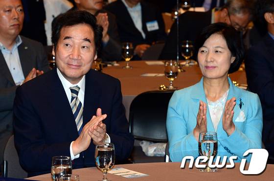 2017년 7월 28일 다잇 이낙연 국무총리와 추미애 더불어민주당 대표가 서울 중구 한국프레스센터에서 열린 2017인터넷신문의 날 기념식에 참석해 박수치고 있다. ⓒ News1 DB