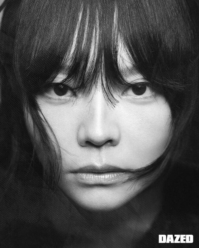 Actor Esom has perfected the black-and-white mood.Magazine Dazed released an interview with actor Esom in the July 2023 issue on the 4th.Esom, who gained a favorable reputation for his high-quality hot-rolling and bold character transformation in Netflix  ⁇  Kill Boksoon  ⁇   ⁇ ,  ⁇   ⁇   ⁇   ⁇   ⁇   ⁇   ⁇   ⁇ ,  ⁇   ⁇   ⁇   ⁇   ⁇   ⁇   ⁇   ⁇ , caused the audience to immerse every time.Through this Dazed pictorial, Esom showed another charm across chic and loveliness.In an interview with the pictorial, Esom opens a lot of moments when he has to choose about the various layers as an actor.I think it was a series of processes to get to know the person I am, the actor I am.Then, the new scene is fun, and it is also fun when I discover my new character that I have not seen in the meantime.Right now, Kill Boksoons Cha Min-hee and  ⁇   ⁇   ⁇   ⁇   ⁇   ⁇ .........................................................At the time of the interview, I was about to shoot the first film of Teabings O Lizzy series  ⁇  LTNS  ⁇ .  ⁇  I want to do well because I am in close contact with the actor Ahn Jae-hong.I am more careful because I am close, I want to do better because I do not want to lose it.Teabing O Lizzy Null Series  ⁇  LTNS  ⁇ , which is scheduled to be released in the second half of this year, is a comedy drama in which a couple who threatens an affair for the purpose of money faces a broken relationship of Jasin. Esom is married to Ahn Jae-hong I will be active as a married couple for five years.More pictures and interviews with Esom can be found on official channels such as the July issue of Dazed, the homepage, social networking services (SNS), YouTube and TikTok.
