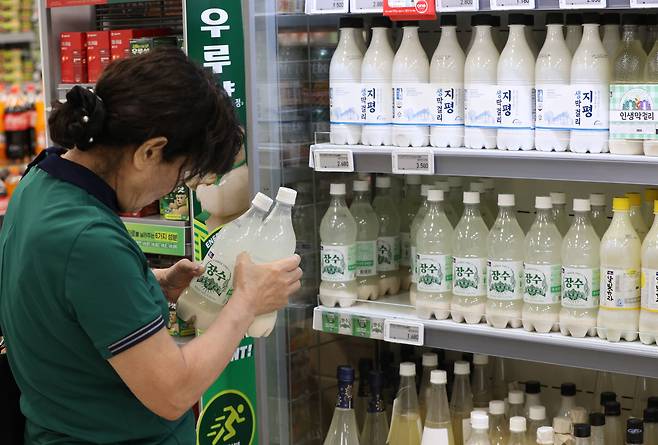 4일 서울의 한 대형마트에서 한 시민이 막걸리를 고르며 설탕 대체 인공감미료 '아스파탐'이 들어있는지 확인하고 있다./뉴스1