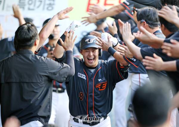 <yonhap photo-2684="">지난 1일 한화 이글스 노시환이 대구 삼성 라이온즈전에서 연타석 홈런을 때린 후 더그아웃에 들어와 기뻐하고 있다. 사진=한화 이글스 제공</yonhap>