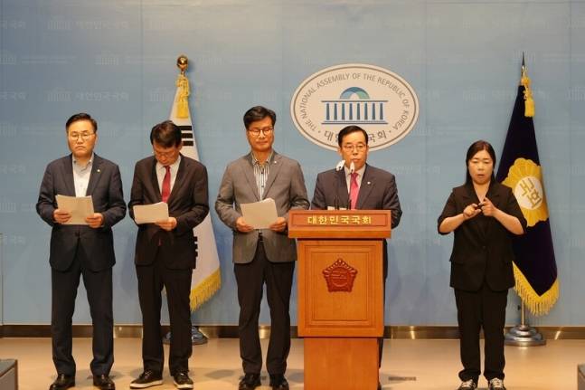 ▲국회 과학기술정보방송통신위원회 소속 국민의힘 의원들(박성중, 김영식, 윤두현, 허은아, 홍석준)이 3일 국회 소통관에서 기자회견을 진행하는 모습. ⓒ박성중 의원 페이스북