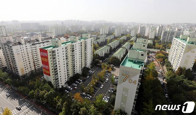 (서울=뉴스1) 이재명 기자 = 22일 오후 서울 양천구 목동7단지 아파트에 재건축 승인을 요구하는 내용의 대형 현수막이 게시돼 있다. 목동 신시가지9단지가 안전진단 최종 탈락으로 재건축 사업에 비상이 걸리면서 인근 아파트 단지에서 집단 행동이 보이고 있다. 2020.10.22/뉴스1