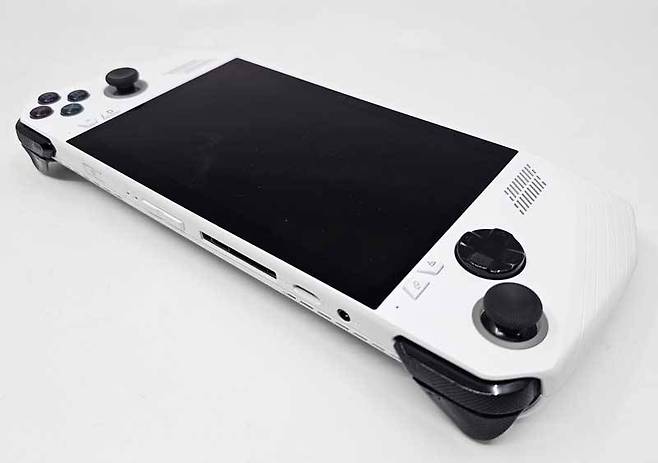 본체 상단에 USB-C 포트 및 확장 포트, 마이크로SD카드 슬롯, 오디오 포트 등을 갖췄다