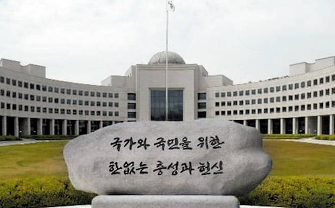 국정원 청사 앞에 설치됐던 원훈석. 고(故) 신영복 성공회대 교수의 손글씨를 본뜬‘신영복체’로 원훈을 새겼다./연합뉴스