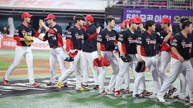 ▲ 세리머니를 하는 KIA 선수단. ⓒKIA 타이거즈