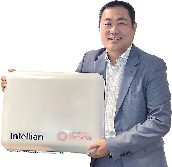 성상엽 인텔리안테크놀로지스 대표 연세대 전자공학, 현 벤처기업협회 회장 인텔리안테크놀로지스의 성상엽 대표가 6월 20일 경기도 성남시 판교 사무실에서 저궤도 위성 인터넷 서비스 원웹용으로 개발한 전자식 평판 안테나 초기 모델을 들고 포즈를 취했다. 인텔리안테크놀로지스는 초기 모델보다 성능을 개선하고 두께를 줄인 제품을 올해 안에 양산할 예정이다. 사진 박정엽 기자