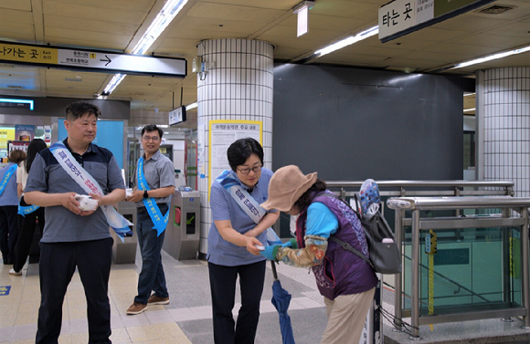 서울교통공사는 서울 지하철 17개 역사에서 이용 시민의 안전한 에스컬레이터 이용수칙을 위한 캠페인을 실시하고 있다. [사진=서울시]