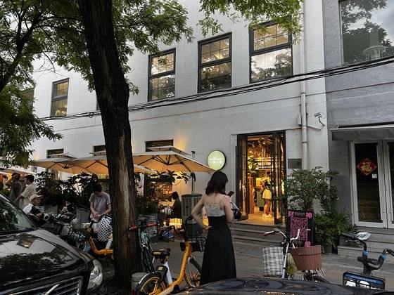 8일 오후 베이징 싼리툰의 식당인 이쭤이왕. 재닛 옐런 미국 재무장관이 이틀 전인 지난 6일 찾았던 이 식당 입구에서 손님들이 차례를 기다리고 있다. 신경진 특파원