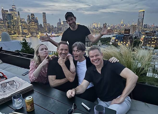 뉴욕에 모인 '오펜하이머'의 주역들. 뒤에 혼자 서 있는 배우는 에밀리 블런트의 남편이자 '콰이어트 플레이스' 시리즈의 연출자인