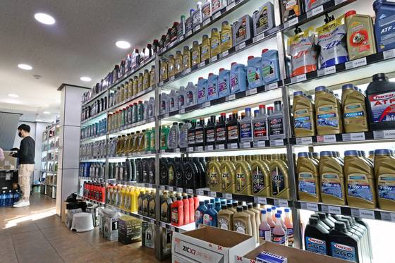 (서울=뉴스1)황기선 기자 = 러시아의 우크라이나 침공으로 국제유가가 폭등한 지난해 3월 서울 시내 한 엔진오일 판매 전문점에 제품이 진열돼 있다. 국제 유가와 원자재 가격 상승세 영향으로 석유제품 등의 가격이 상승했다./사진=뉴스1 사진DB