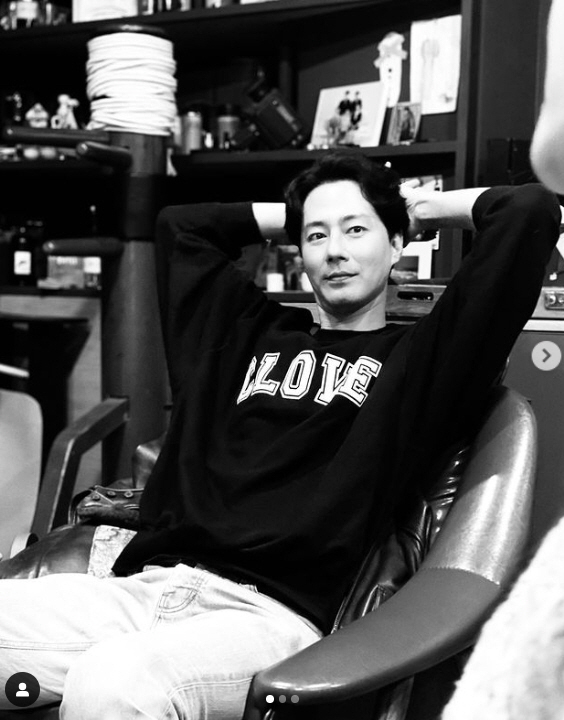 Actor Kim Hye-soo emanated a warm chemistry with his junior Jo In-sung.On November 11, Kim Hye-soo posted a picture of Jo In-sung, who was breathing with the movie Smuggling, on his SNS.In the photo, Kim Hye-soo, who is preparing to shoot, stared at the camera next to Jo In-sung and stared at the camera. In another photo, he showed a black and white photo of Jo In-sungs handsome face.The two of them also appeared together in the TVN rural super sales entertainment Whats the President broadcast last year.The film Smuggling is a story about a story that gets caught up in the event of a big plate of a lifetime in front of people who have been living their lives by delivering the necessities thrown into the sea.Kim Hye-soo, Yum Jung-ah, Jo In-sung, Park Jung-min, Kim Jong-soo, Go Min-si and others are expected to be released on the 26th.