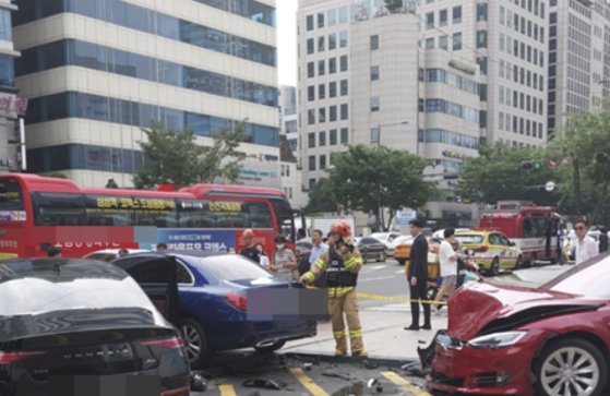 12일 오후 서울 강남구 삼성동에서 7중 충돌사고가 일어나 3명이 다쳤다. 사진 독자